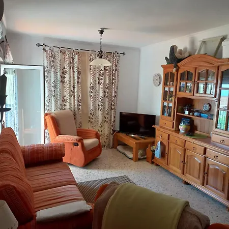 Beachfront 3 Bedroom Family Apartment *