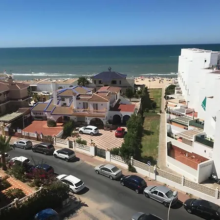 Beachfront 3 Bedroom Family Apartment *